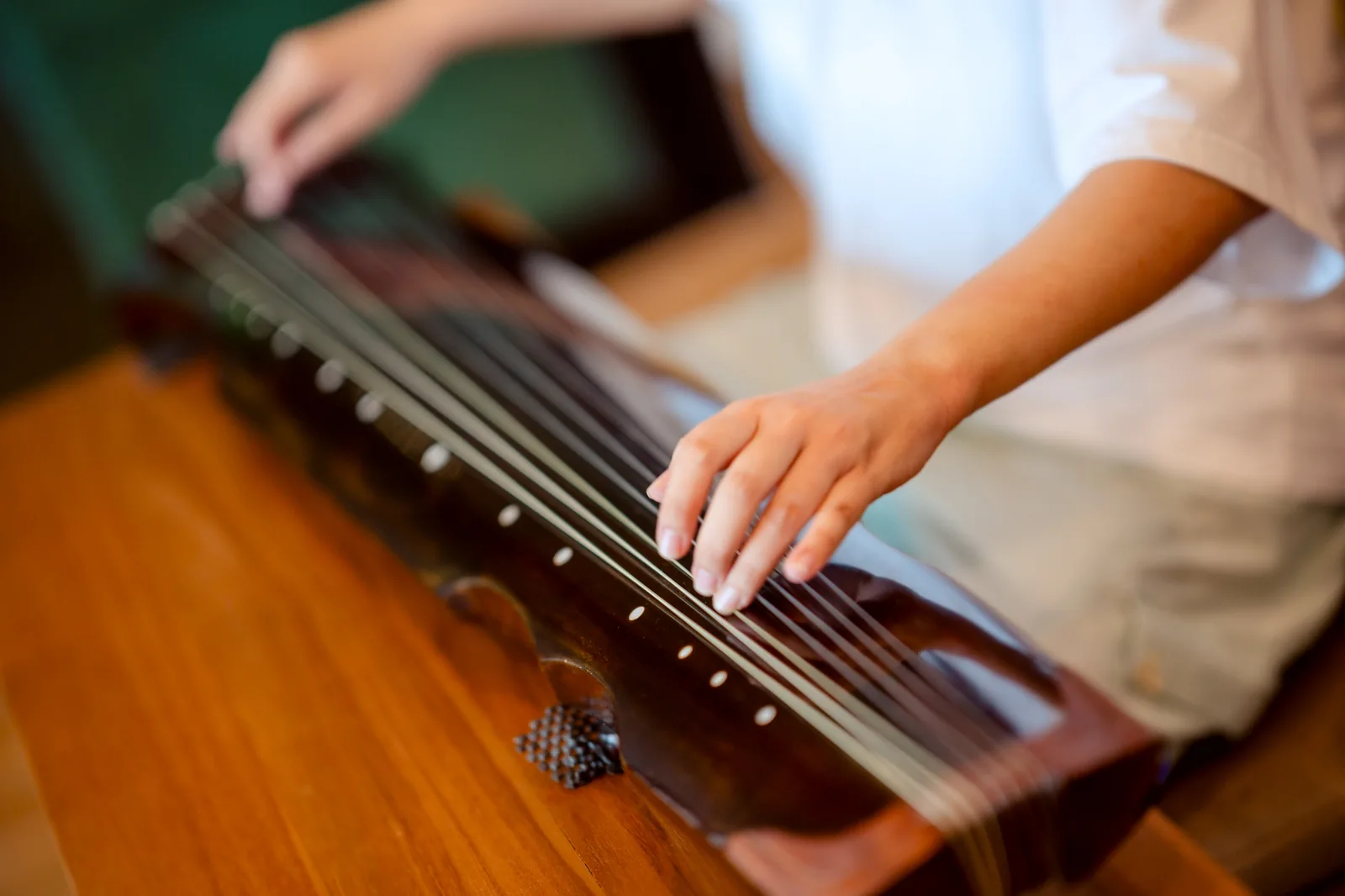 Hands playing the guqin